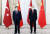에르도안 대통령(오른쪽)이 SCO 에서 시진핑 중국 국가주석과의 정상회담 후 기념촬영을 하고 있다. [로이터=연합뉴스]