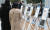 30일 오전 서울 영등포구 여의도 국회 의원회관에서 열린 북한인권 위한 국제사회의 노력과 북한여성인권 사진 전시회에서 참석자들이 북한 인권 관련 사진을 살펴보는 모습. 뉴스1.