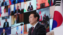 민주주의 정상회의 참석한 한·미 정상 “한국, 인·태지역 강력한 등불”