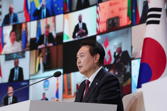 민주주의 정상회의 참석한 한·미 정상 “한국, 인·태지역 강력한 등불”