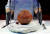 호주의 배양육 스타트업 '바우'가 28일(현지시간) 암스테르담의 '네모' 과학전시관에서 공개한 매머드 DNA 기반 배양육 미트볼. 로이터=연합뉴스