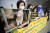 한국동물보호연합 관계자 등이 국제 강아지의 날인 지난 23일 서울 종로구 광화문광장에서 양평 개 1200여마리 아사 사건 규탄, 강아지 공장 폐쇄 촉구 기자회견을 하고 있다. 뉴시스
