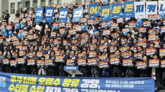 "또 야당에 휘말렸다" 한숨…여당 지지율 추락시킨 악재 셋