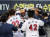 두산 선수들이 1일 롯데와의 개막전에서 연장 11회 말 로하스의 끝내기 3점 홈런으로 승리한 뒤 물을 뿌리며 기뻐하고 있다. 뉴스1