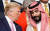 도널드 트럼프 전 미국 대통령(왼쪽)은 재임 중 사우디아라비아의 무함마드 빈 살만 왕세자 등 중동 국가 인사들과 우호적인 관계를 유지했다. 로이터=연합뉴스