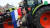하원의원에 당선된 카롤리너 반 데르 플라스 BBB 대표가 지난 2021년 3월 18일 트랙터를 타고 네덜란드 비넨호프 의사당에 도착해 언론과 인터뷰하고 있다. 사진 페이스북 영상 캡처
