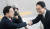 지난 2월 26일 당권을 놓고 경쟁하던 김기현(왼쪽) 대표와 천하람 전남 순천갑당협위원장이 서울 여의도 국회 소통관에서 만나 악수하고 있다. 뉴스1