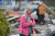 한 여성이 1일 인디애나주 설리번에서 토네이도로 인해 완전히 파괴된 학교 건물을 바라보며 망연자실해 있다. 로이터=연합뉴스