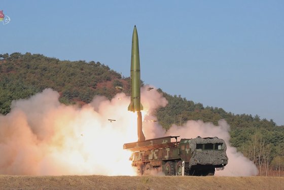 북한은 지난달 27일 황북 중화 일대에서 발사한 SRBM이 500m 상공에서 핵폭발 모의시험 계획에 의해 공중 폭발했다고 주장했다. 조선중앙TV=연합뉴스
