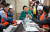 오세훈 서울시장이 2일 오후 인왕산 산불현장상황실이 마련된 종로구 부암동주민센터를 찾아 관계자들과 회의를 하고 있다. 사진 서울시 