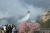 2일 오후 산불이 발생한 서울 종로구 인왕산에서 등산객들이 산불 진화작업을 지켜보고 있다. 연합뉴스