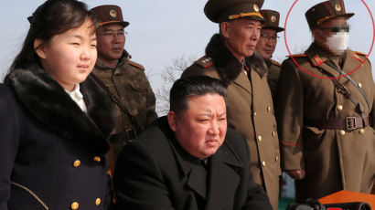 마스크에 선글라스까지 썼다...김정은 옆 '모자이크맨' 정체