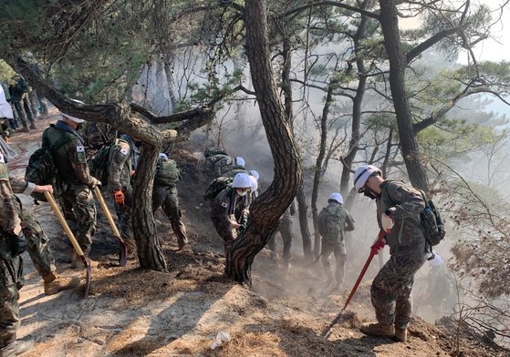 2일 오후 화재가 발생한 서울 종로구 인왕산에서 군 장병들이 진화 작업을 하고 있다.서울시=뉴스1