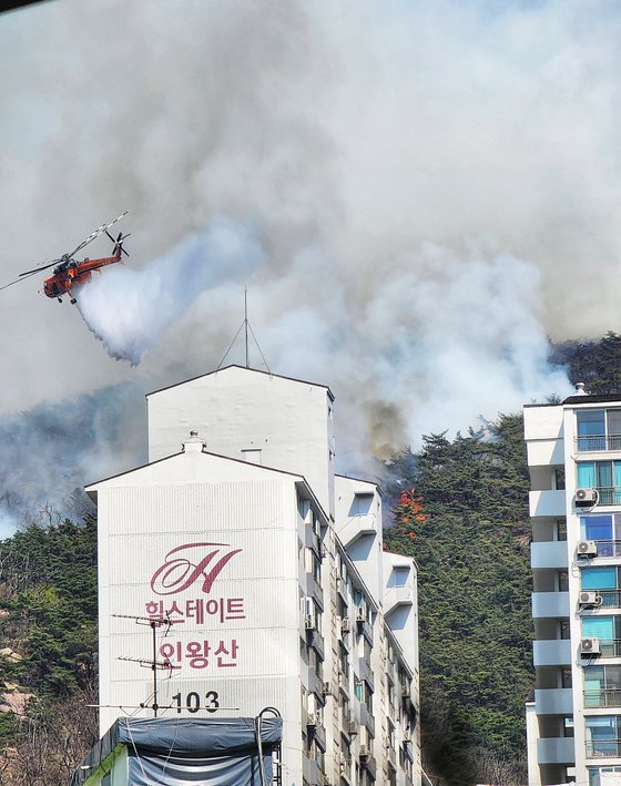 2일 서울 종로구 인왕산에서 화재가 발생해 소방헬기가 진화 작업을 하고 있다.뉴스1
