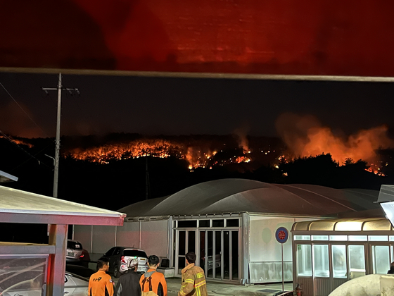 인왕산 주변 아파트 등 120가구 대피…홍성 산불은 마을 덮쳐