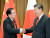지난해 11월 17일 태국에서 열린 APEC 정상회의에서 만나 악수를 하고 있는 기시다 후미오 일본 총리와 시진핑 중국 국가주석. AP=연합뉴스