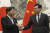 하야시 일본 외무상(왼쪽)과 친강 중국 외교부장이 2일 베이징에서 열린 중·일 외교장관 회담에서 굳은 표정으로 악수하고 있다. [AP=연합뉴스]