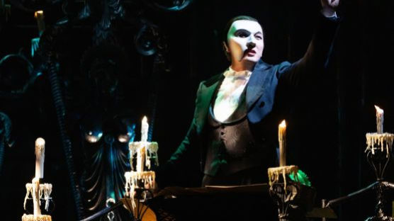 조승우의 오페라 유령…무대를 광기로 뒤덮다