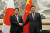 하야시 요시마사 일본 외상(왼쪽)이 2일 중국 베이징을 방문해 친강 중국 외교부장과 만나 악수를 하고 있다. 로이터=연합뉴스