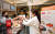 SK텔레콤 직원이 구내식당에서 식사를 위해 베러미트로 만든 샌드위치를 받고 있다. [사진 신세계푸드]