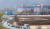 강원 춘천에 있는 레고랜드 테마파크가 재개장에 들어간 뒤 첫 휴일을 맞은 지난달 26일 파크 주변에 차량이 줄지어 주차돼 있다. 연합뉴스