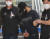 21년간 미제 사건으로 남아 있던 '대전 국민은행 권총 강도살인 사건' 공범 중 한 명인 이정학(52)이 지난해 9월 2일 대전 둔산경찰서에서 검찰로 송치되고 있다. [뉴스1]