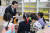 장상윤 교육부 차관이 2월 17일 오전 서울 용산구 청파유치원을 방문해 아이들과 인사하고 있다. 뉴스1