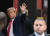 도널드 트럼프 전 미국 대통령이 뉴욕 맨해튼 형사법원 출두를 하루 앞둔 3일(현지시간) 뉴욕 5번가에 위치한 트럼프타워에 도착한 뒤 지지자들을 향해 손을 흔들며 인사하고 있다. AFP=연합뉴스
