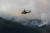 3일 오후 전남 함평군 대동면 연암리 한 야산에서 불이 나 군 헬기가 진화에 투입되고 있다. 연합뉴스