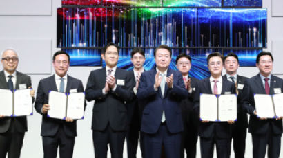 삼성, OLED에 4조 투자…尹 ”세계 1위 지원” 이재용 “미래 개척"