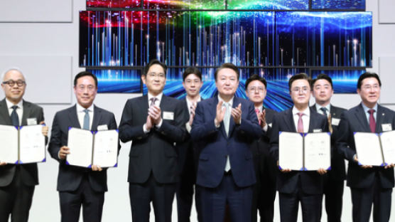 삼성, OLED에 4조 투자…尹 ”세계 1위 지원” 이재용 “미래 개척"