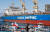 칠레 발파라이소 항구에서 한 남성이 중국 국적회사인 코스코해운(COSCO) 컨테이너선 근처를 걷고 있다. 로이터=연합뉴스