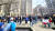  4잁(현지시간) 도널드 트럼프 전 미국 대통령이 기소인부 절차를 밟고 있는 뉴욕 맨해튼 형사법원 앞에 지지자들이 모여 그를 응원하고 있다. 김필규 특파원 