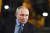 블라디미르 푸틴 러시아 대통령이 4일 러시아 툴라주(州)에 있는 기계공장을 방문해 둘러보고 있다. AP=연합뉴스 