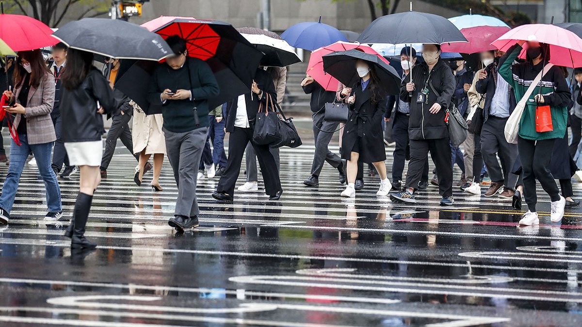 서울 여의도환승센터에서 우산을 쓴 시민들이 이동하고 있다. 뉴시스