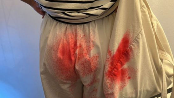 흰 바지 입은 여성만 노렸다…태국 덮친 '빨간 스프레이' 공포