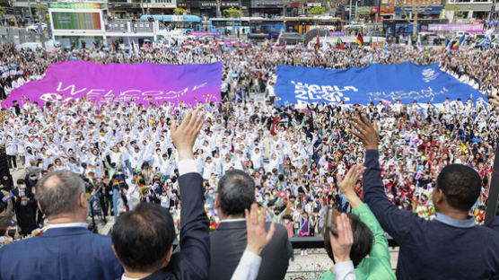 부산역서 시민 5500명 “웰컴” 엑스포실사단 “팝스타 된듯”