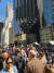 트럼프 전 미국 대통령의 맨해튼 형사법원 출두가 예정된 4일(현지시간) 뉴욕 트럼프 타워 앞에는 취재진과 지지자, 시민들이 몰려 일대가 혼잡을 이루었다. 김필규 특파원 