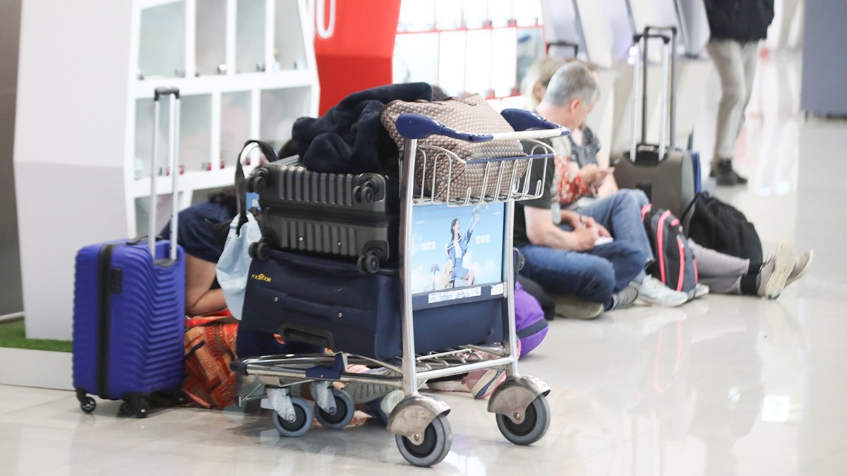 제주국제공항에서 승객들이 바닥에 앉아 대기하고 있다. 뉴스1