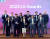 지난 4일 경기도 이천 LG인화원에서 열린 LG 어워즈에서 구광모 LG그룹 회장(뒷줄 왼쪽첫째)가 고객 대표(앞줄 좌우 끝) 및 수상자들과 기념 촬영을 하고 있다. 사진 LG그룹