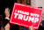 4일 트럼프 전 대통령에 대한 기소인부절차가 진행된 뉴욕 맨해튼 법정 앞에 지지자들이 몰려들었다. 로이터=연합뉴스 