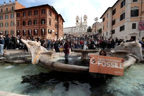 '로마의 휴일' 그 계단 분수에 검은 액체가…"기후활동가 테러"