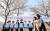 지난달 30일 오전 대전 동구 대청호 인근에서 박희조 동구청장을 비롯한 직원들이 '대청호 벚꽃축제'를 홍보하고 있다. 연합뉴스