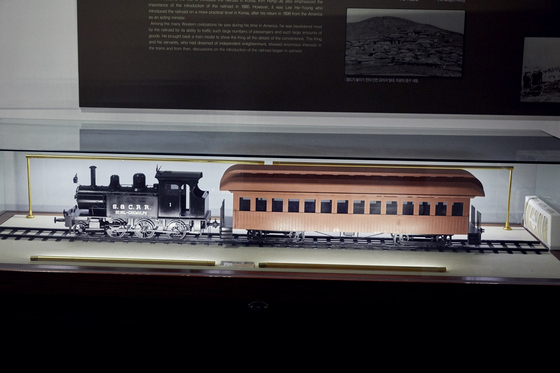 인천개항박물관에 전시된 1899년 개통된 우리나라 최초 철도 경인선 기관차 모형.