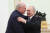 블라디미르 푸틴 러시아 대통령(오른쪽)이 5일(현지시간) 모스크바에서 알렉산드르 루카셴코 벨라루스 대통령을 맞이하고 있다 EPA=연합뉴스