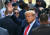 4일(현지시간) 법원에 출두한 도널드 트럼프 전 미국 대통령이 손을 흔들고 있다. AFP=연합뉴스 
