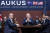 조 바이든(가운데) 미국 대통령이 지난 3월 13일(현지시간) 캘리포니아주 샌디에이고의 포인트 로마 해군기지에서 열린 오커스(AUKUS: 호주·영국·미국의 안보동맹) 정상 회담 중 앤서니 앨버니지(왼쪽) 호주 총리, 리시 수낵 영국 총리를 만나고 있다. [AP=뉴시스]