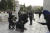 이스라엘 경찰이 지난 5일 이슬람 금식성월 라마단 기간 동안 예루살렘 구시가지의 알아크사 사원을 급습해 팔레스타인 여성 주민을 체포하고 있다. AP=연합뉴스
