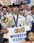 지난 3일 팀 우승과 함께 챔프전 MVP로 뽑힌 뒤 꽃다발을 들고 기념 촬영을 하는 한선수. 연합뉴스