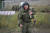 군 동원령으로 징집된 한 러시아 신병이 지난해 10월 러시아 남부 로스토프나도누주(州)의 한 사격장에서 군사훈련 중 탄약을 운반하고 있다. AP=연합뉴스